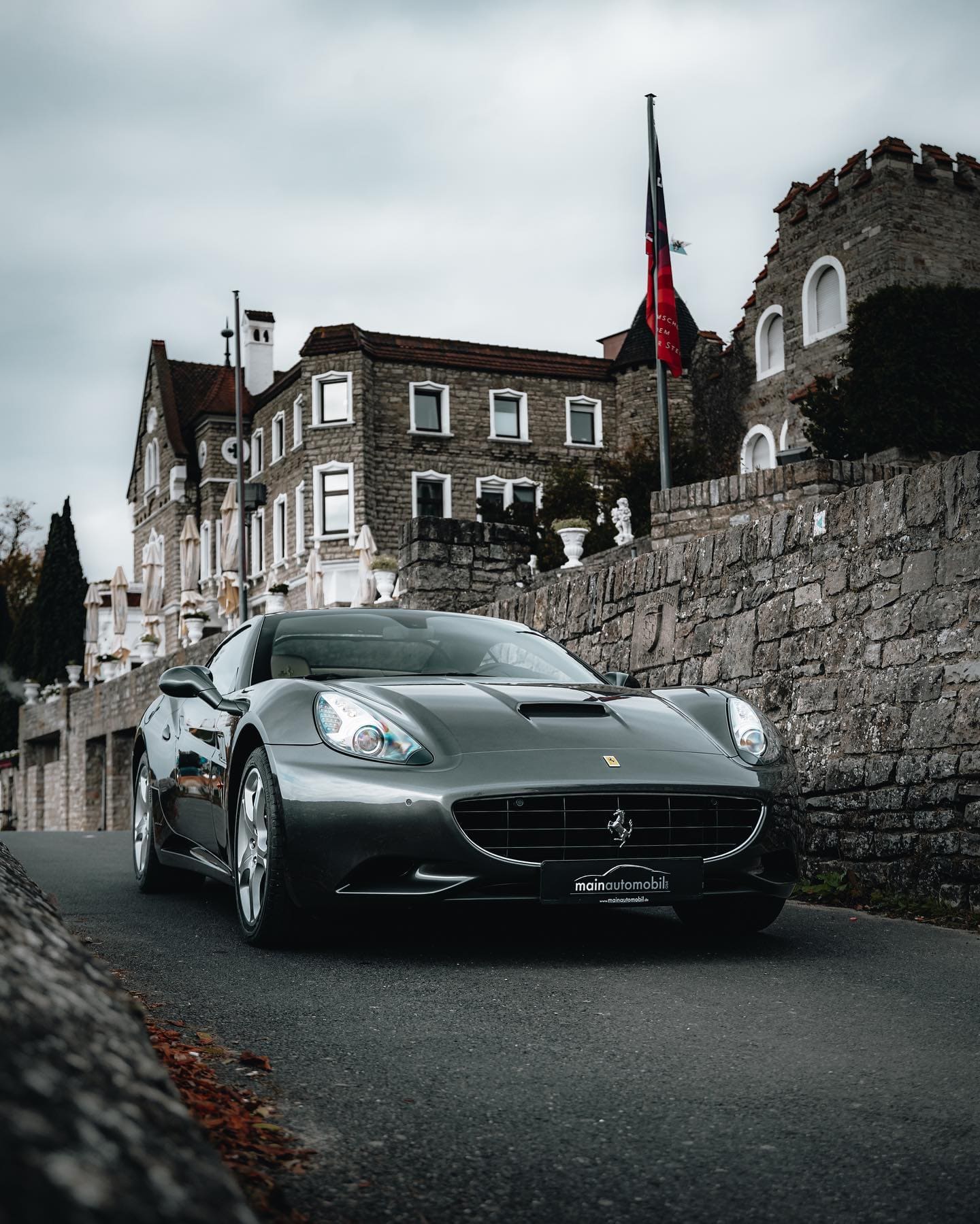 Ferrari vor der Festung Marienberg in Würzburg