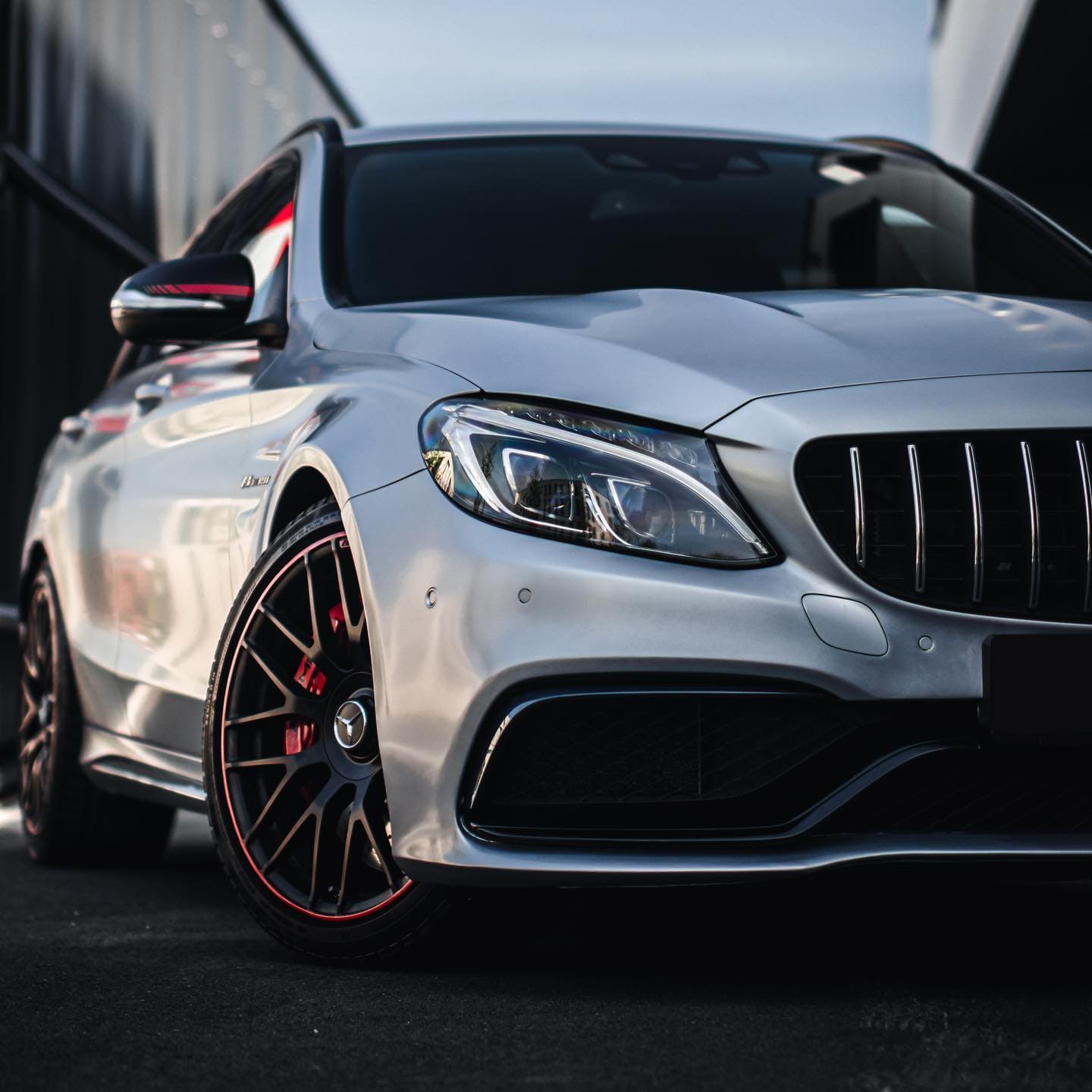 Silberner Mercedes V8 – Frontansicht