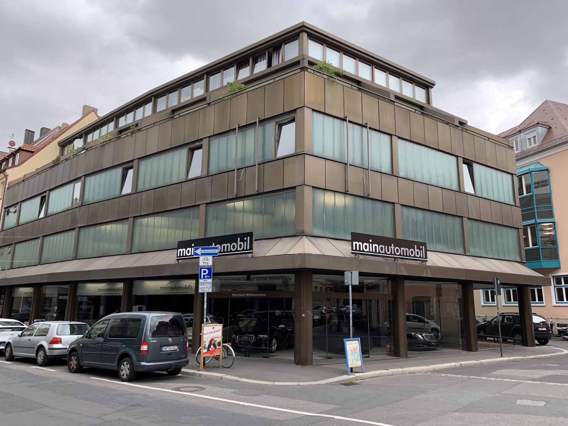 Außenansicht des Autohauses an der Ecke Münzstraße