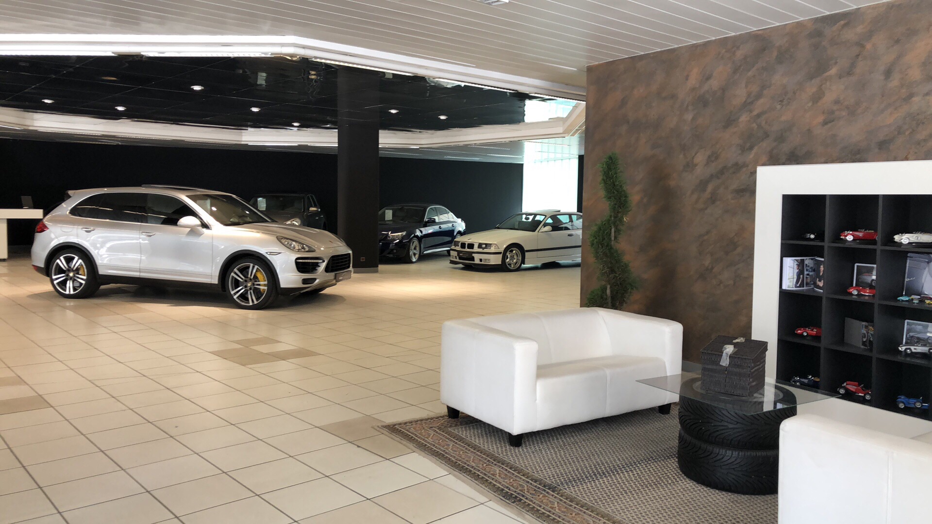 Showroom von no.7 mainautomobil mit Porsche Cayenne und BMW M3