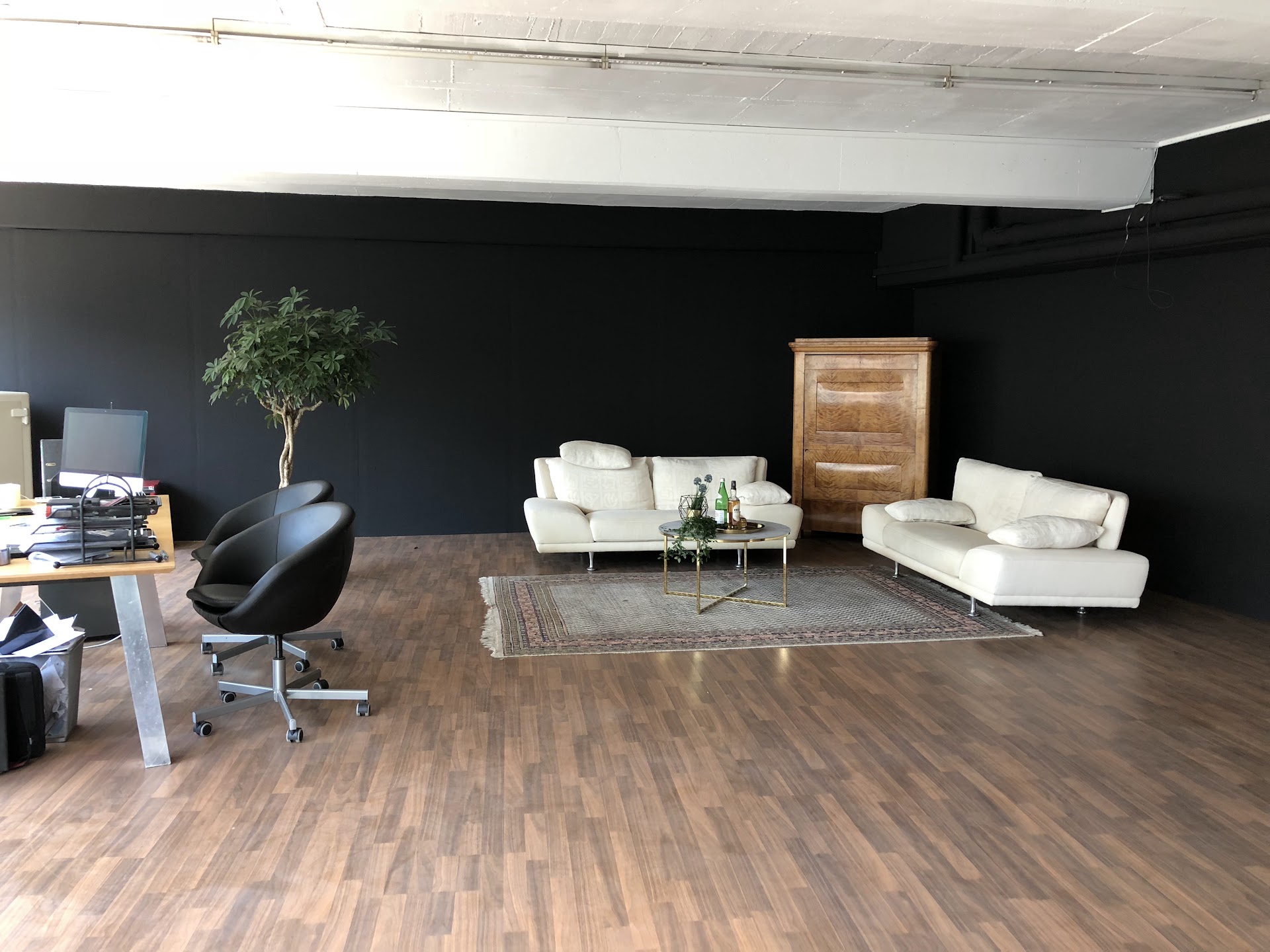 Kundenbereich mit Sofas im Autohaus