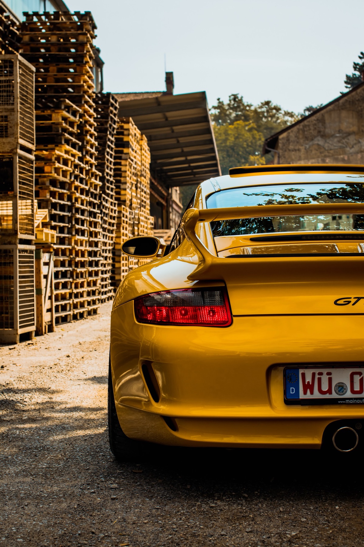 Gelber Porsche 911 GT3 mit Würzburger Kennzeichen