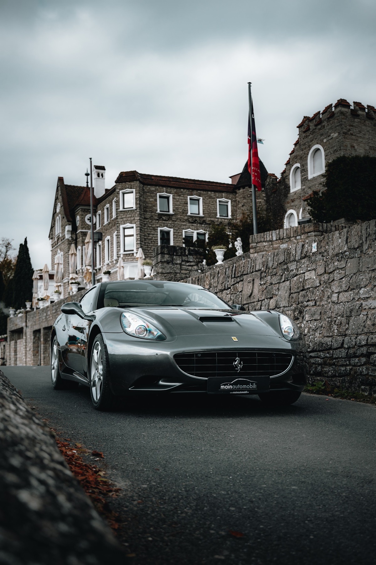 Ferrari California mit mainautomobil-Kennzeichen vor der Festung Marienberg